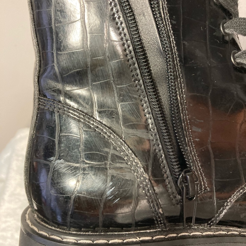 Madden Girl Black Chunky Combat Boots
8.5 M
Faux Leather Lace Up - Picture 10 of 12